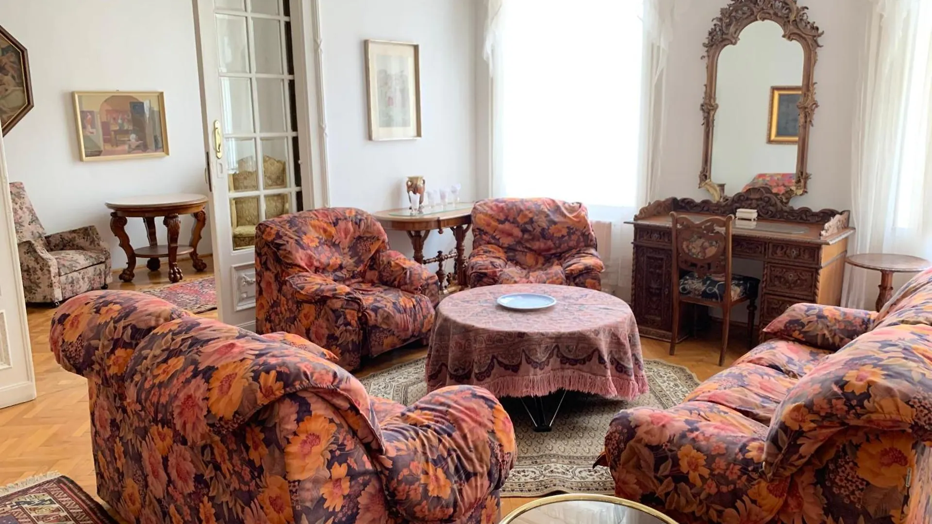 Libra Grande Venetian Style Apartment Budapest