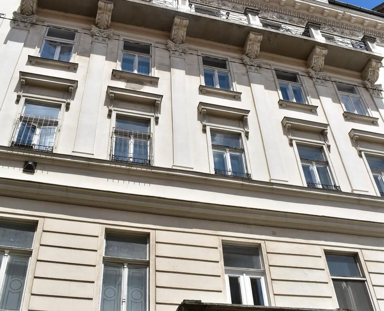 Libra Grande Venetian Style Apartment Budapest